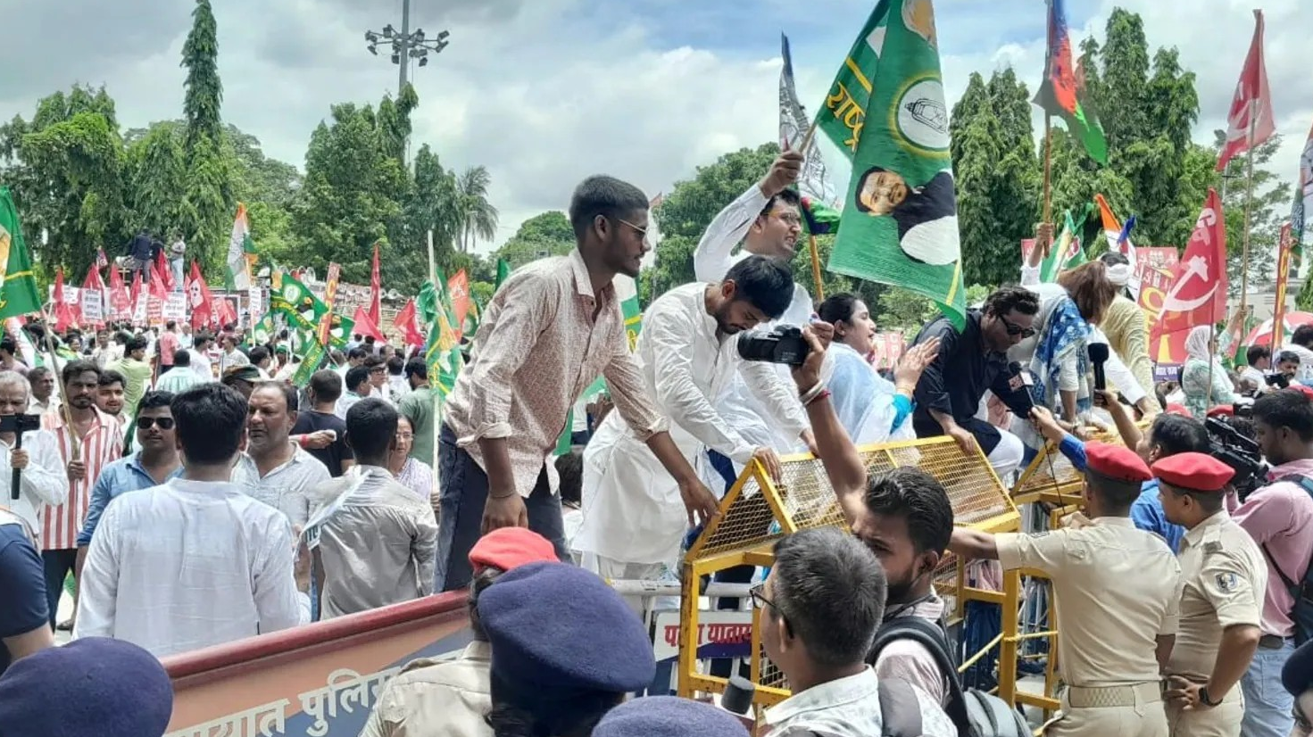 पटना में विपक्ष का हगांमा, निर्वाचन आयोग का घेराव