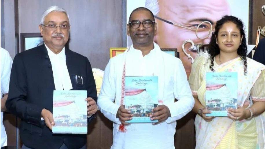 बाबा बैद्यनाथ धाम की महिमा अब किताब के पन्नों पर, CM ने किया विमोचन