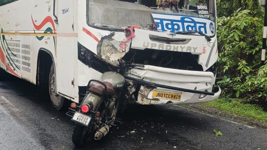 लातेहार हादसा: कुमांडी मोड़ पतकी में बस-बुलेट की भिड़ंत, दो युवकों की मौत