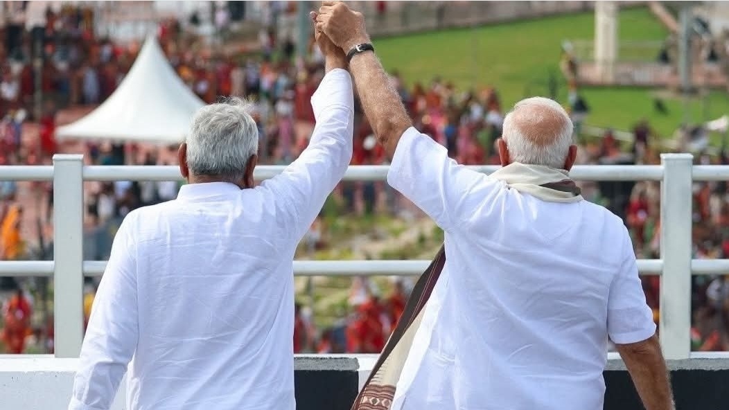 सीएम का हाथ पकड़कर उठाया, गमछा लहराया… सिमरिया में दिखी नीतीश-मोदी की जुगलबंदी