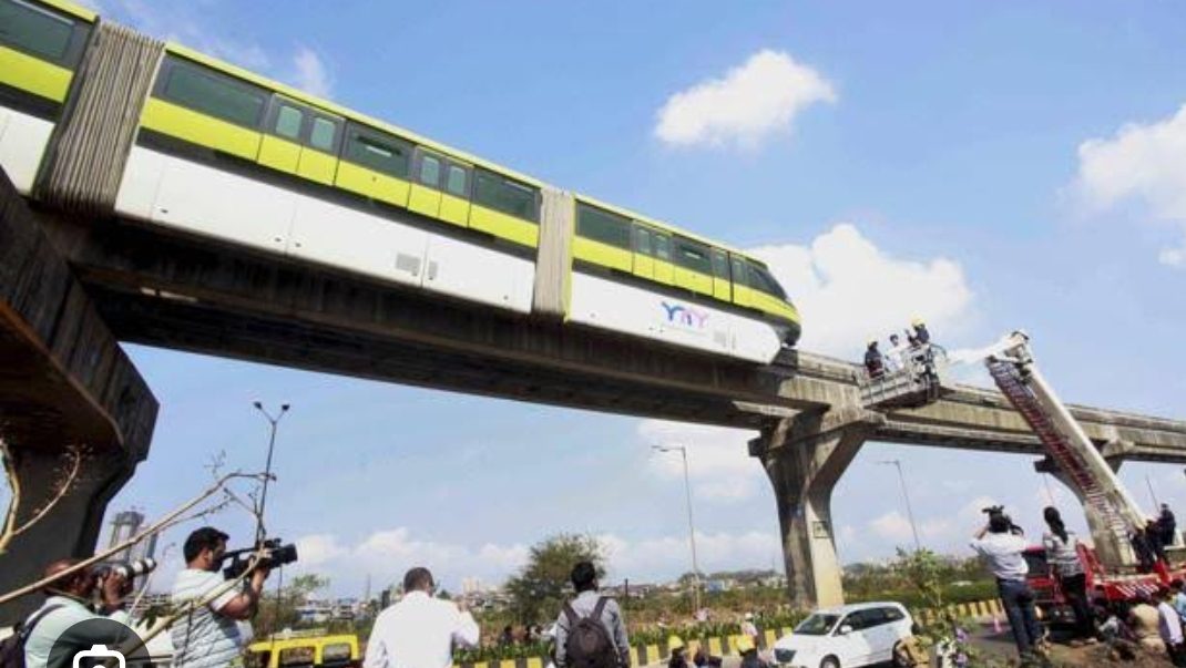 मुंबई मोनोरेल फंसा, यात्रियों को निकालने की कोशिश जारी…