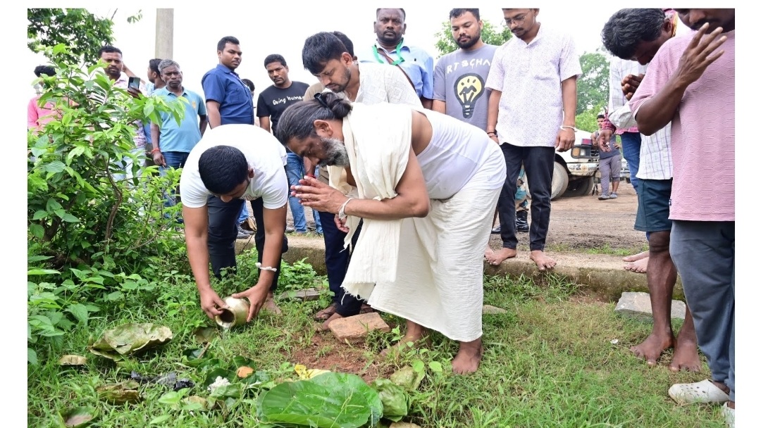 शिबू सोरेन की विरासत में डूबे हेमंत, नेमरा में आम आदमी की तरह दिखे मुख्यमंत्री