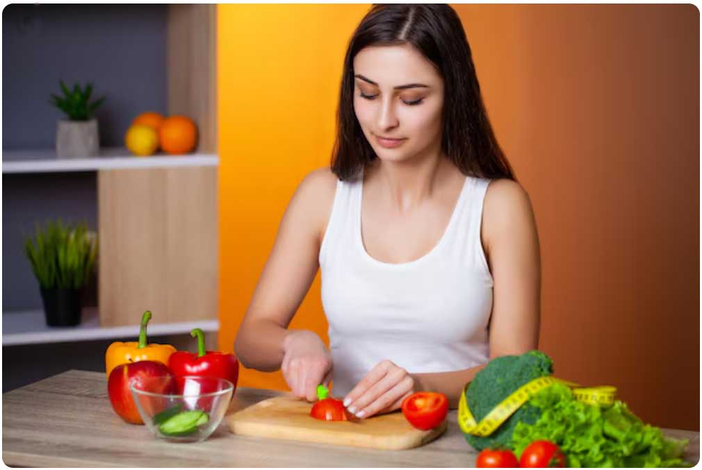किचन में खाना बनाते-बनाते महिलाएं रह सकती हैं फिट, न्यूट्रिशनिस्ट ने बताए 6 आसान जुगाड़