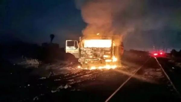 लातेहार में अपराधियों का तांडव, रंगदारी के लिए कोल साइडिंग के पास हाइवा में लगाई आग