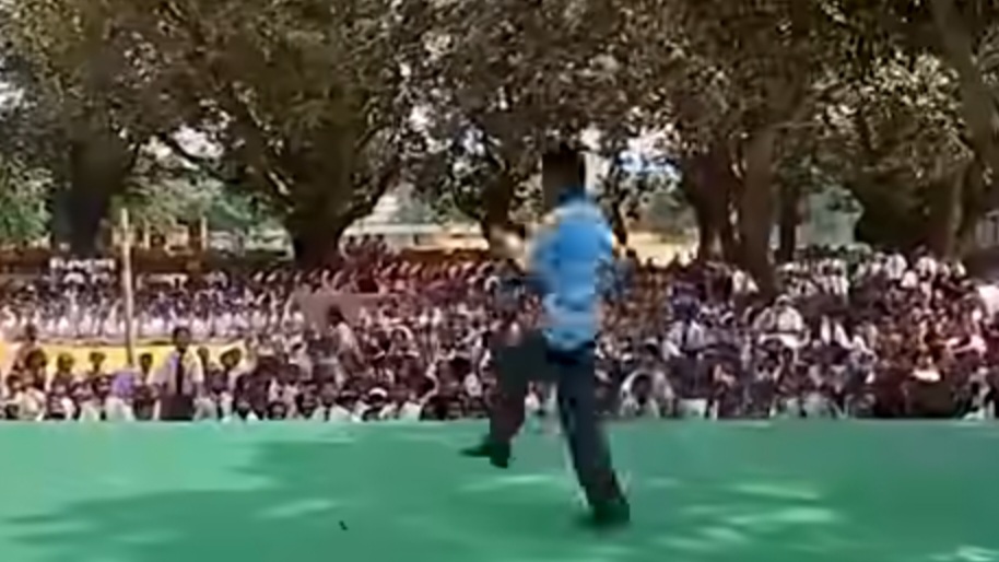 गुमला का लड़का हवा में उड़ता दिखा, वीडियो वायरल6