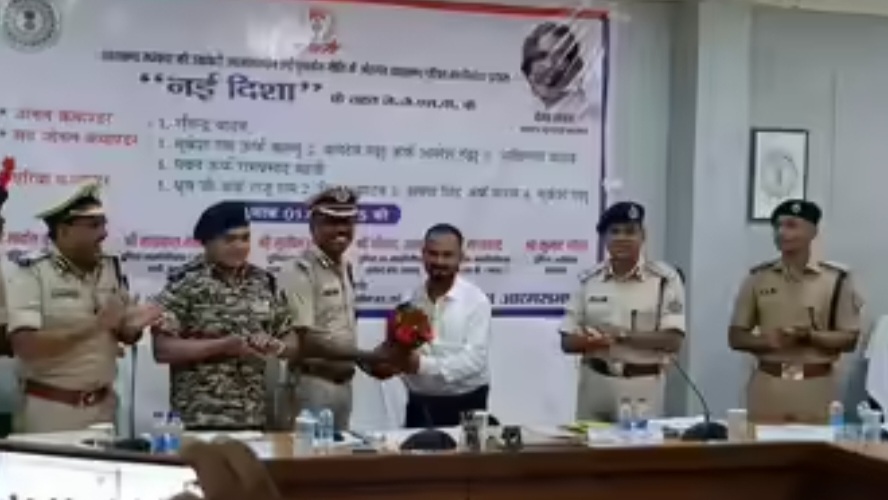 Latehar में बड़ा आत्मसमर्पण: JJMP के 9 माओवादी हथियारों के साथ सरेंडर, ₹23 लाख के इनामी कमांडर भी शामिल