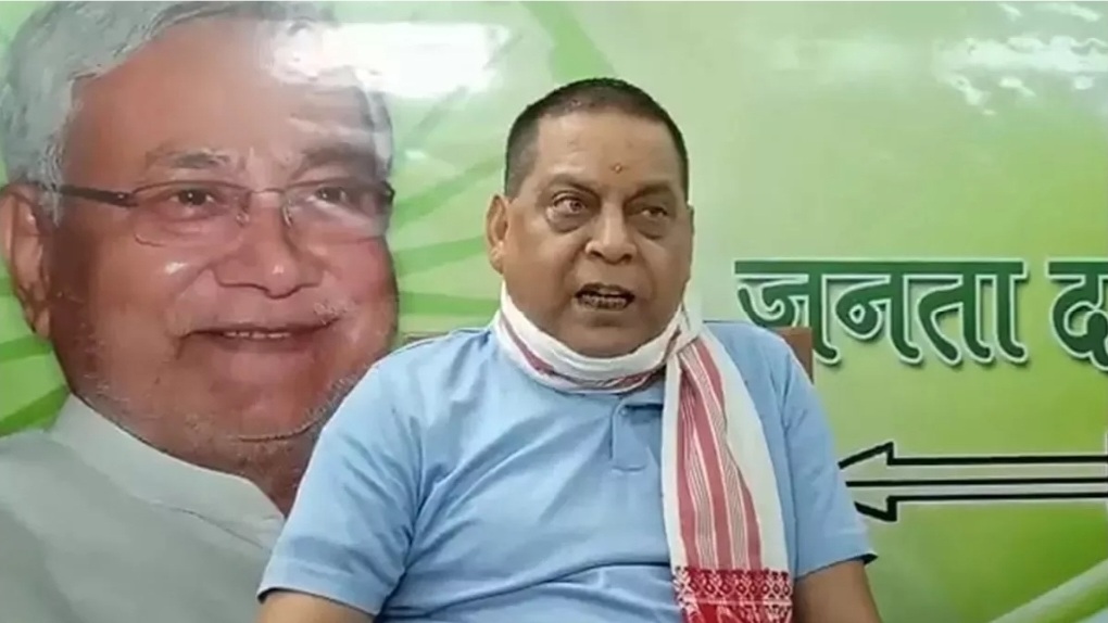 नीरज कुमार का हमला: तेजस्वी के नाम का डिकोड, महिला शिक्षिका को नोटिस