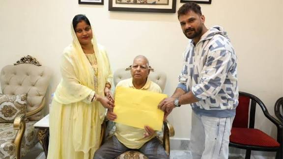 छपरा से खेसारी लाल यादव की एंट्री ने बढ़ाया सियासी तापमान, लालू यादव ने दिया टिकट